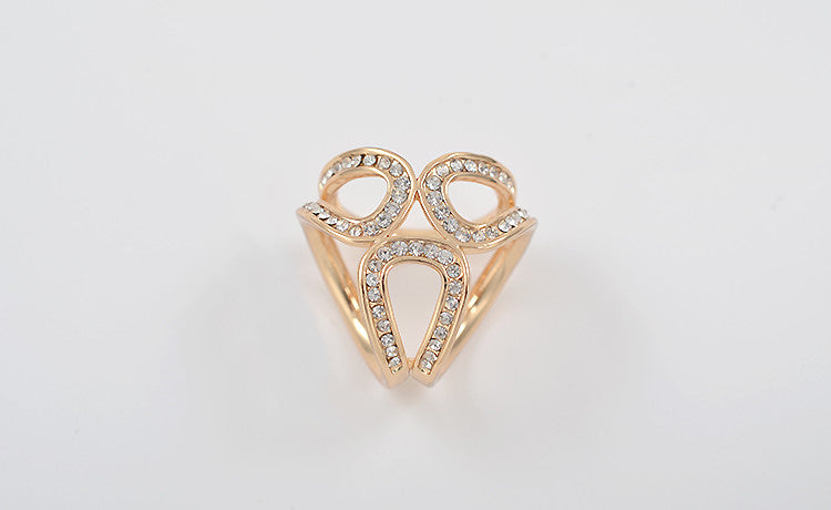 Sjalbrosch med Tre Ringar – Elegant Accessoar för Dam Design Dwell Well